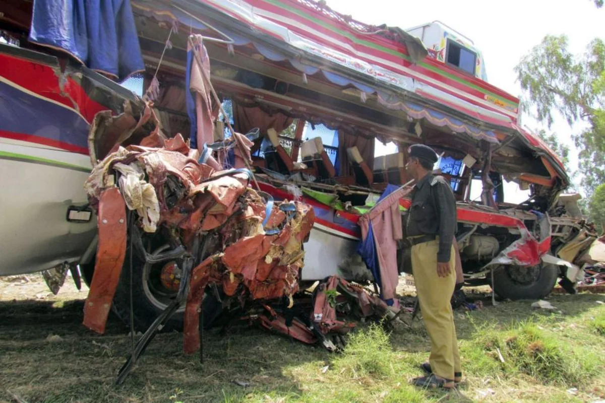 30 dead in bus crash in Pakistan