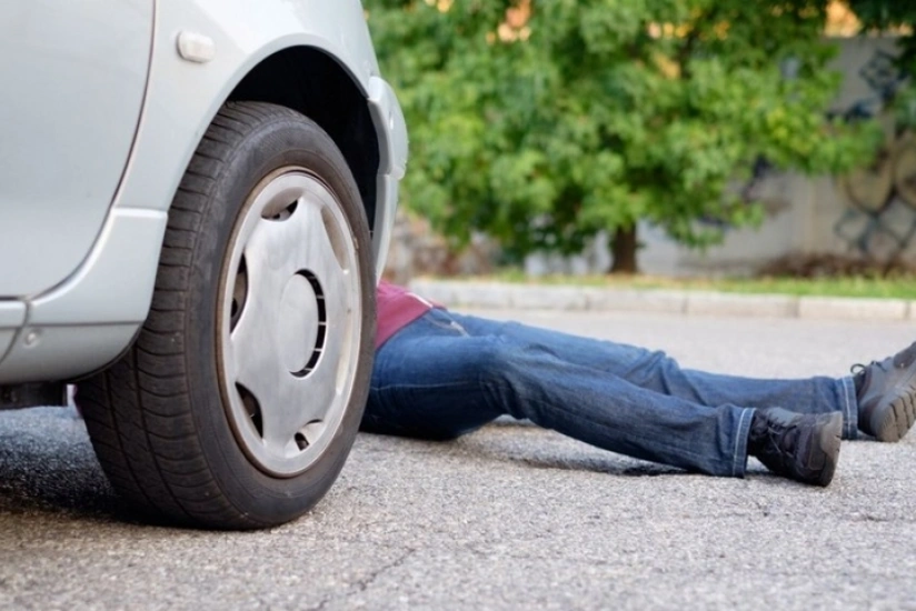 Qaraçuxurda avtomobil piyadanı vuraraq öldürüb