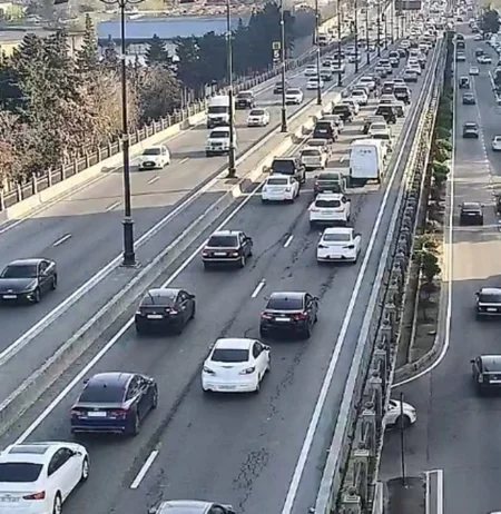 Bakının bir sıra yollarında nəqliyyatın sıxlığı müşahidə olunur