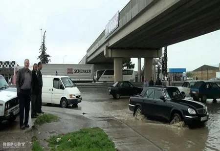Goranboya yağan güclü yağış maşınların hərəkətində problem yaradıb - FOTO