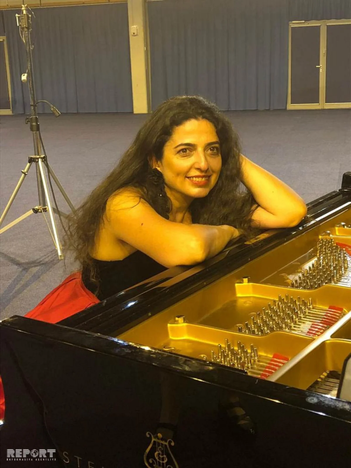 Azərbaycan pianoçusu Fransada sülh günü münasibətilə keçirilən konsertdə çıxış edib - FOTO
