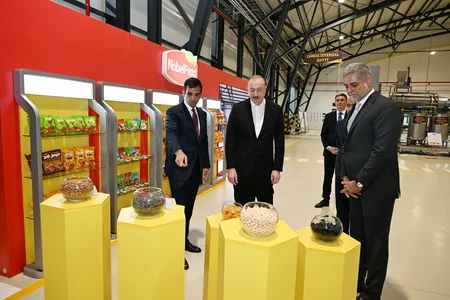 İlham Əliyev Bakıda müxtəlif növ və çeşiddə qəlyanaltı məhsullarının istehsalı zavodunun açılışında iştirak edib