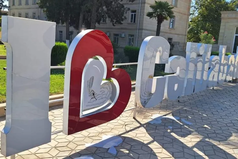 Cəlilabadda parkda işıq lövhəsi sındırılıb, 3 nəfər məsuliyyətə cəlb edilib