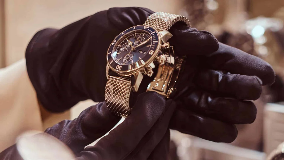 Bakıda 330 min manatlıq saatı oğurlamaqda şübhəli bilinən Çin vətəndaşı saxlanılıb