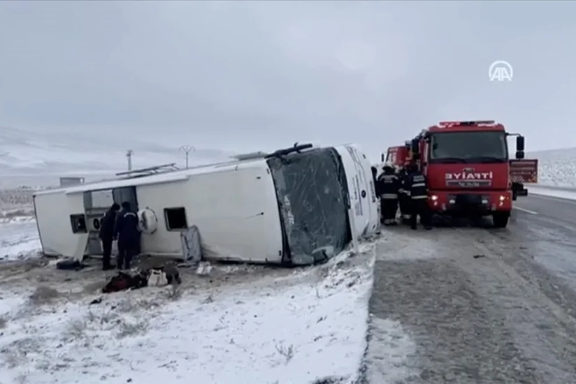 В Турции перевернулся автобус: 5 человек погибли, 26 получили ранения