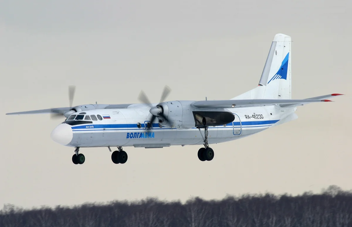 В аэропорту Якутска приземлился самолет Ан-24 с поломанным шасси