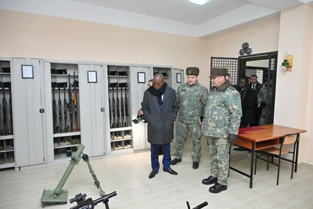 Президенту Гвинеи-Бисау показали вооружение командос Азербайджана