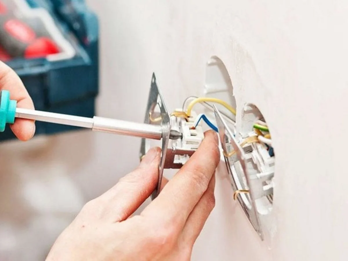 Sabirabadda 60 yaşlı kişini elektrik cərəyanı vurub