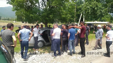 Oğuzda avtomobil ağaca çırpılıb, sürücü ağır xəsarət alıb