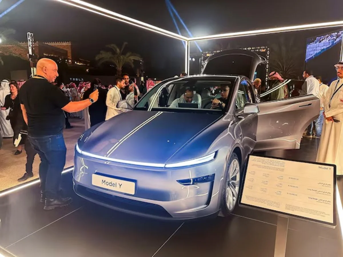 Mask “Tesla”nın sürücüsüz taksisinin avtonom çatdırıldığını bildirib