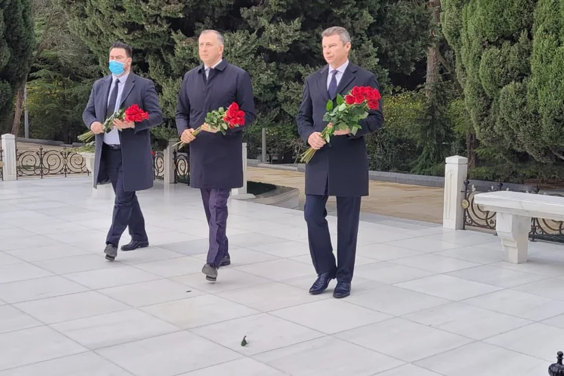 Посол Украины в Азербайджане посетил могилу Гейдара Алиева