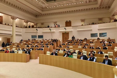 Gürcüstan parlamentində Qarabağ separatçısına büstün qoyulmasına etiraz edilib