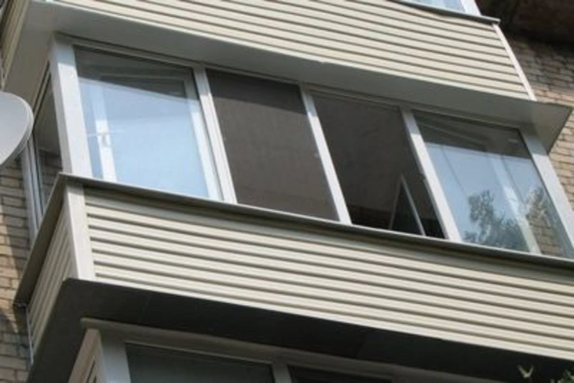 Bakıda 20 yaşlı qız üçüncü mərtəbədən yıxılıb