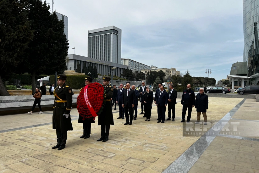 Mövlud Çavuşoğlu Fəxri və Şəhidlər xiyabanlarını ziyarət edib - YENİLƏNİB