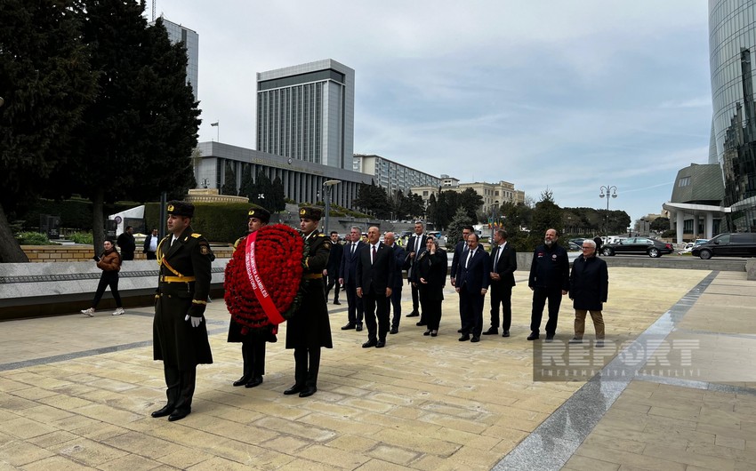 Mövlud Çavuşoğlu Fəxri və Şəhidlər xiyabanlarını ziyarət edib - YENİLƏNİB