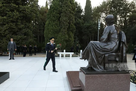 Kamran Əliyev prokurorluq işçilərinin peşə bayramı münasibətilə Fəxri xiyabanı ziyarət edib