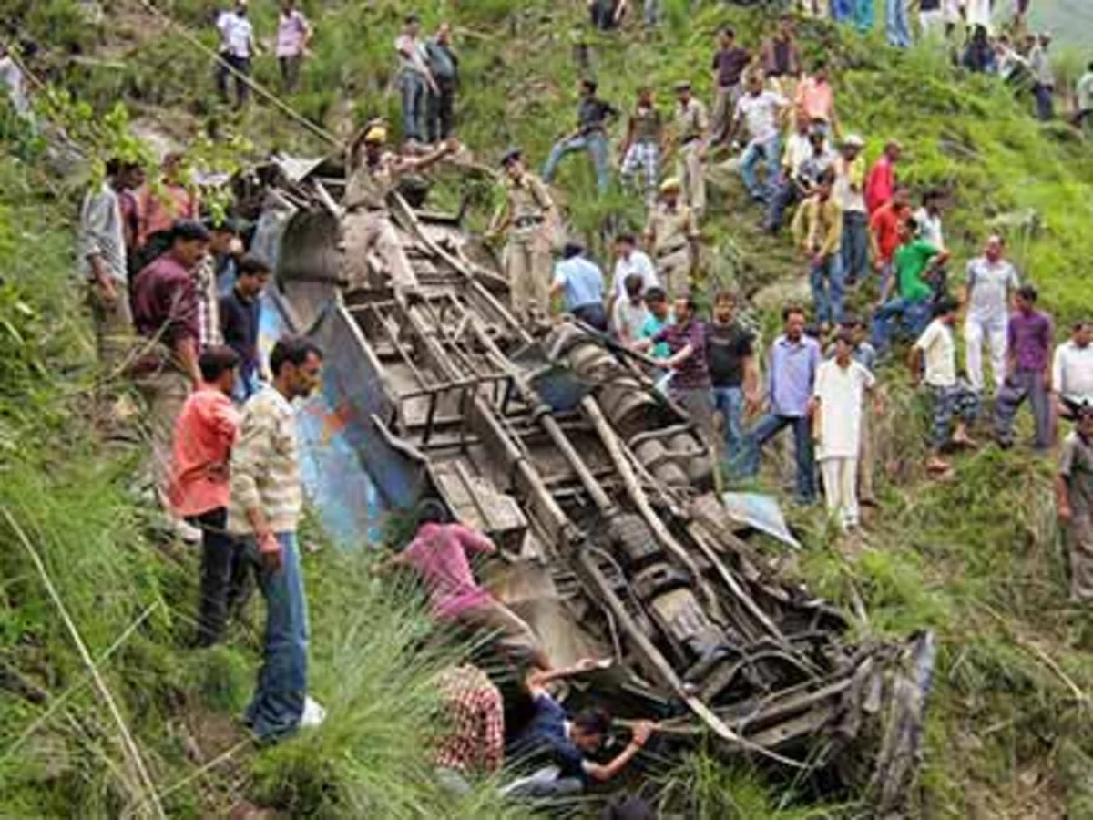 11 people dead in a car falling into the abyss in India