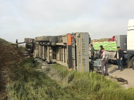 Hacıqabulda yol qəzası baş verib, yol təsərrüfatına ziyan dəyib
