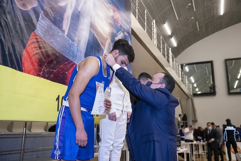 Sahil Babayev qalib boksçuları mükafatlandırıb
