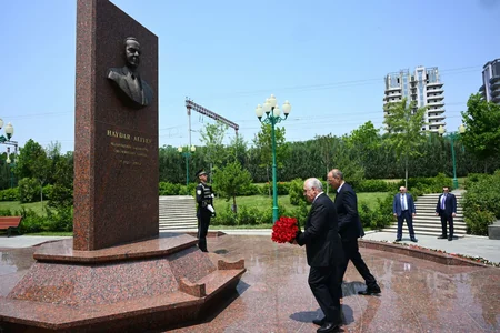 Azerbaijani and Uzbek prime ministers visit Heydar Aliyev bas-relief in Tashkent