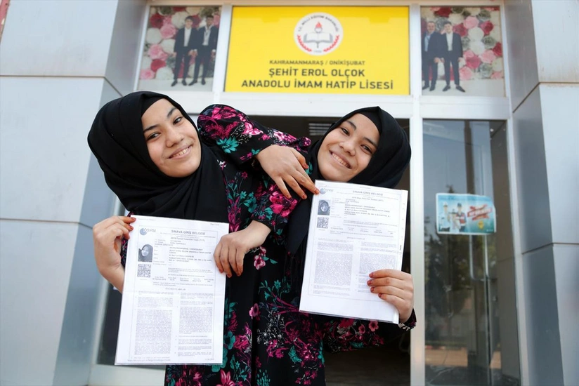 Türkiyədə siam əkizləri ali məktəbə imtahan verib