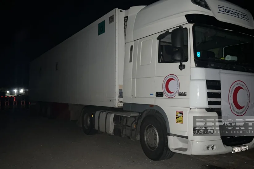 Qarabağdakı erməniəsilli şəxslərin ehtiyaclarını qarşılamaq üçün içərisində un olan iki yük maşını Ağdam-Xankəndi yolunda gözləyir