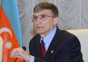 Президент Ильхам Алиев наградил нобелевского лауреата
