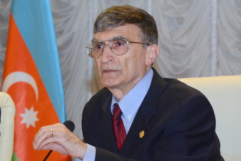 Prezident İlham Əliyev Nobel mükafatı laureatını təltif edib