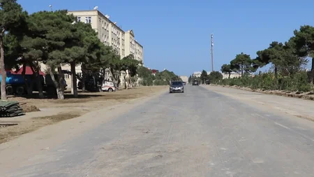 Bakının Pirallahı rayonunun mərkəzi yolunda tikinti işləri aparılır