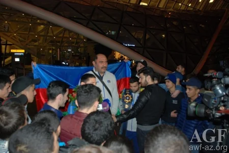 Dünya çempionatında 4-cü yeri tutan yunan-Roma güləşçiləri vətənə dönüb