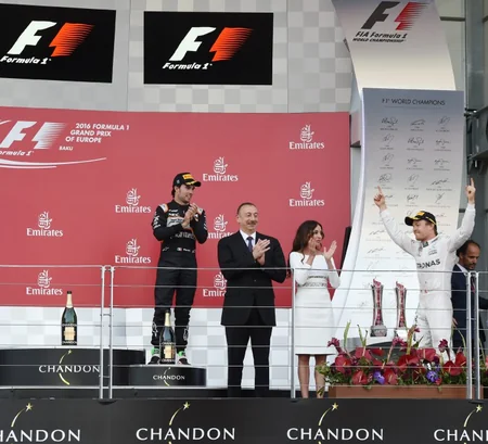 ​Azərbaycan prezidenti F-1 mərhələsində qələbə qazanan Niko Rosberqə çempion kubokunu təqdim edib