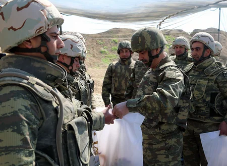 Zakir Həsənov ön xətdə yerləşən bölmələrdə müdafiənin təşkilini yoxlayıb