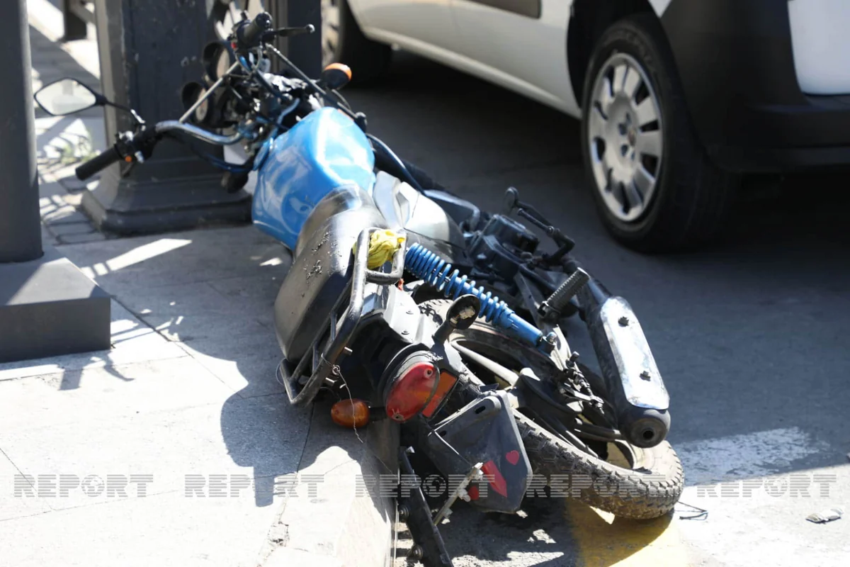 Bakının mərkəzində avtomobillə motosiklet toqquşub