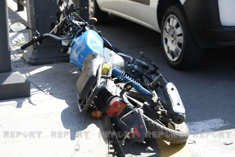 Bakının mərkəzində avtomobillə motosiklet toqquşub