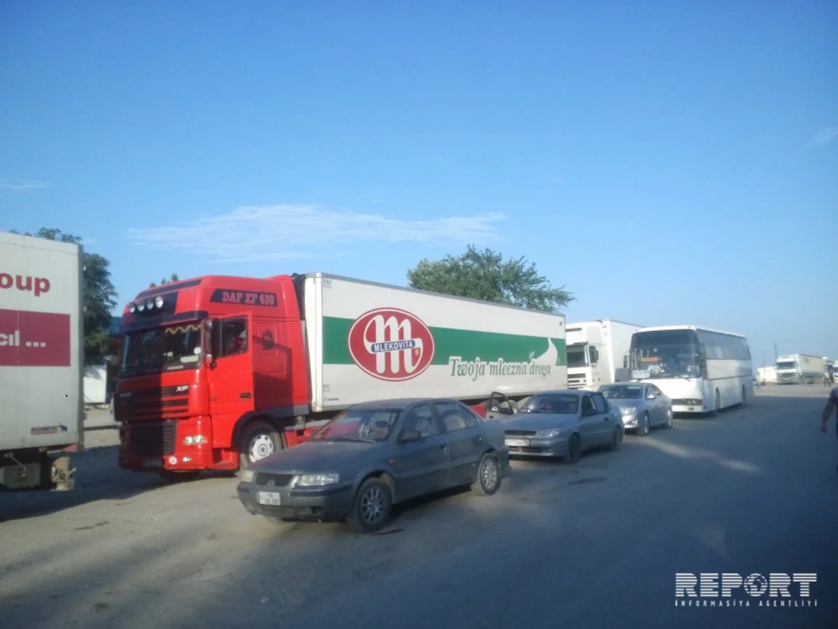Azərbaycandan Rusiyaya 160 yük avtomobili buraxılıb, gömrük buraxılış məntəqəsində sıxlıq davam edir