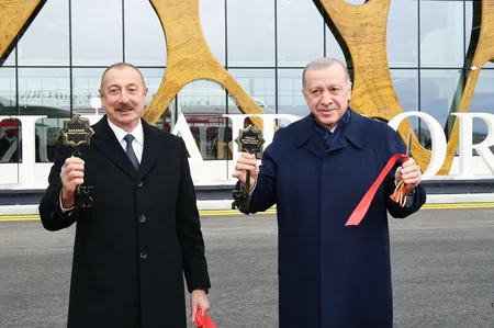 İlham Əliyev Ərdoğanı Füzuli Beynəlxalq Hava Limanında qarşılayıb