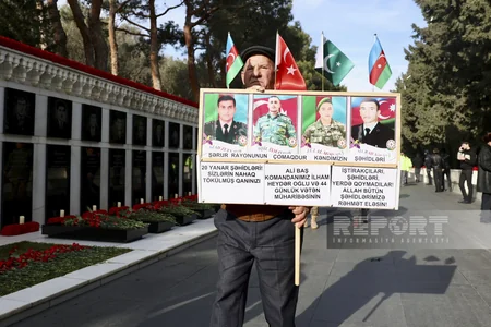 People of Azerbaijan pay tribute to 20 January martyrs - PHOTOS