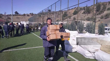 FHN Kahramanmaraşda sakinlərə humanitar yardım paylayır, çadırlar qurur