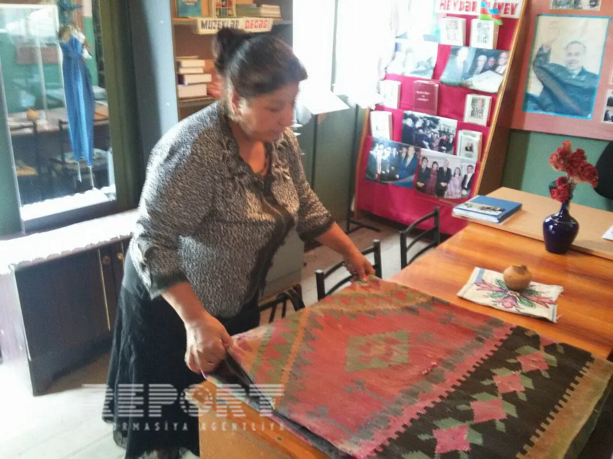 Tərtərdə zibillikdən XVIII əsrə aid kilim tapılıb - FOTO
