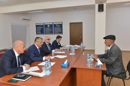 Komitə sədri Ağcabədidə məcburi köçkünləri qəbul edib