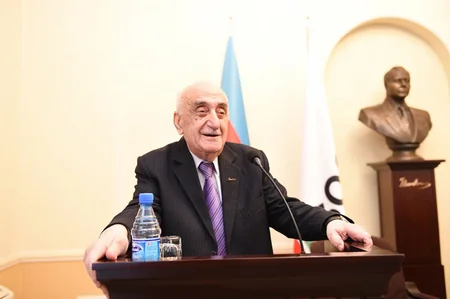 SOCAR-da yüksək dövlət təltiflərinə layiq görülmüş neftçilərə orden və medallar təqdim olunub - VİDEO