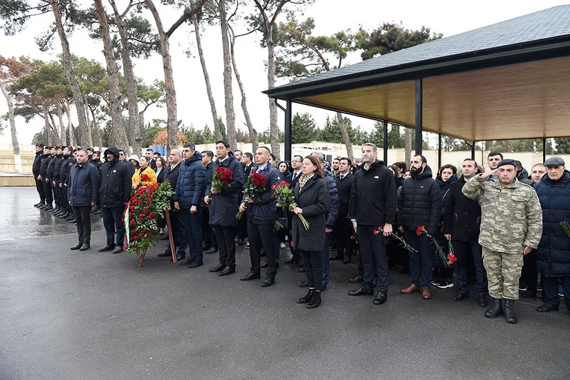 Müdafiə Nazirliyinin zabit heyəti Zəfər Günü ilə bağlı İkinci Şəhidlər xiyabanını ziyarət edib