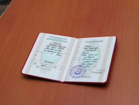 Azərbaycanın 10 milyonuncu sakininin doğum haqqında şəhadətnaməsi onun valideynlərinə təqdim olunub