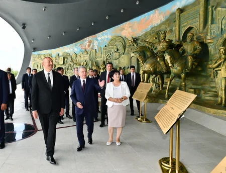President Ilham Aliyev visits Independence Monument in Tashkent