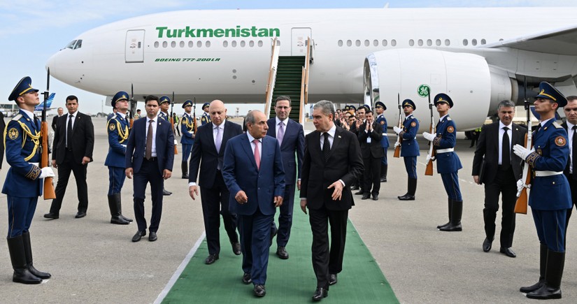 Qurbanqulu Berdiməhəmmədov Azərbaycana səfərə gəlib