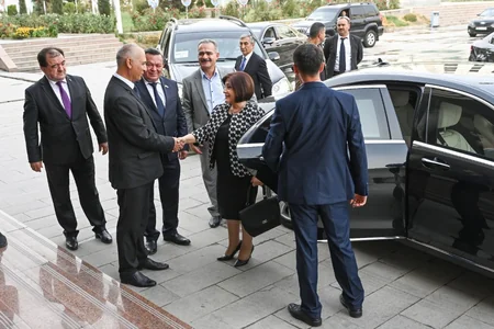 Milli Məclisin nümayəndə heyəti Düşənbədə tarixi-mədəni yerlərlə tanış olub - FOTO