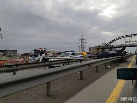 Bakı-Sumqayıt yolunda avtomobil dəmir arakəsməyə çırpıldı - FOTO