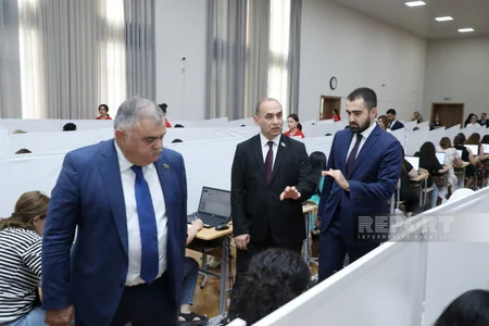 İctimaiyyət nümayəndələri müəllimlərin işə qəbulu üzrə imtahanları izləyiblər