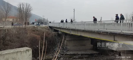 Şəkidə iki avtomobil toqquşub, biri çaya düşüb, xəsarət alan var
