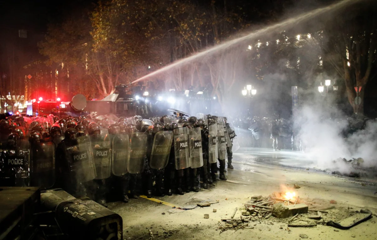 Демонстранты в Тбилиси применили против полиции краску и пиротехнику